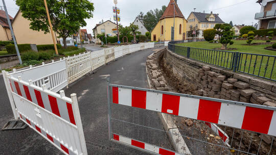 Schon wieder Absperrzäune auf Schellbronns nagelneuer Ortsdurchfahrt: Gebaut wird aber nur am Gehweg für schnelles Internet. Fot