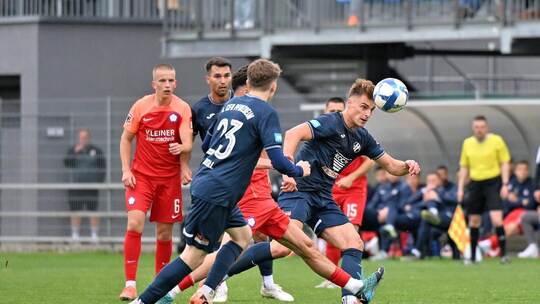 Die Anspannung ein letztes Mal hochhalten: Das wollen der CfR (in blau) – wie hier beim Derby – und auch die Nöttinger im finale