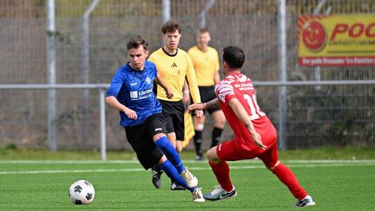 So langsam sputen muss sich das Team der Viktoria Enzberg (blaue Trikots), hier im Spiel gegen Kickers Pforzheim, um den Abstieg