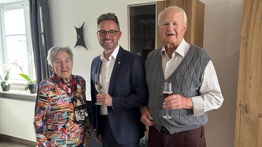 Hoher Besuch im hohen Alter: Malermeister Adolf Seiter (rechts) empfängt zu seinem 90. Geburtstag Oberbürgermeister Boch. Mit au