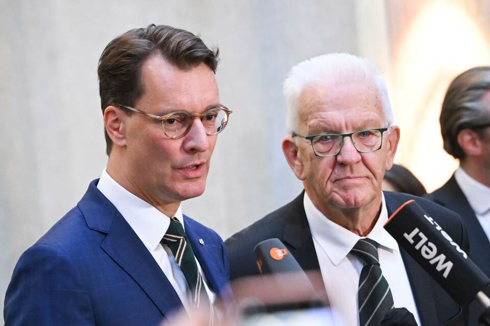 Arminia gegen den VfB: Wüst und Kretschmann fachsimpeln