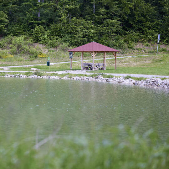 Die Überdachung am Paulinensee in Mönsheim steht im Überschwemmungsgebiet und muss deswegen wohl wieder abgebaut werden.