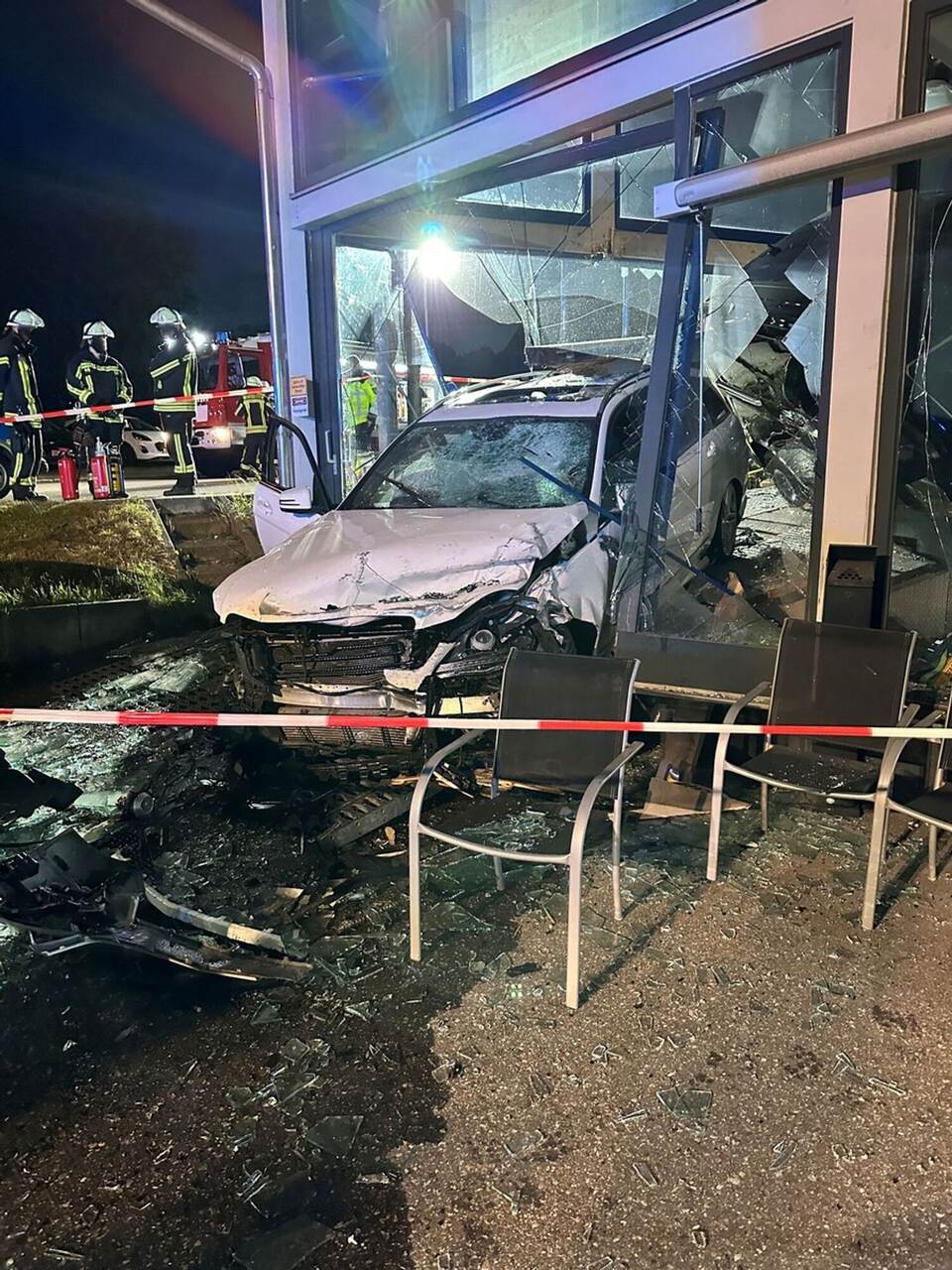 15-Jährige flüchtet mit Auto vor Polizei und fährt in Autohaus 15-Jährige flüchtet mit Auto vor Polizei und fährt in Autohaus