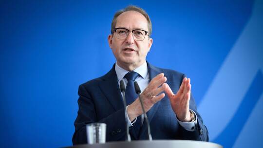 Dobrindt bringt Migrationsgesetze ins Kabinett