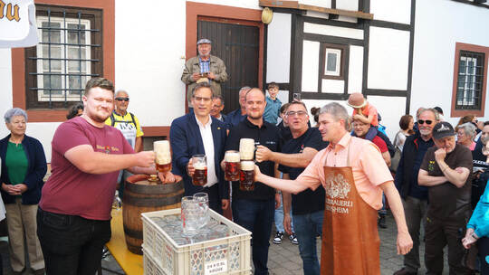 Gute Laune beim Fassanstich (von links): Conrad Volk, Landtagsabgeordneter Erik Schweickert, Leopold Volk, Gastwirt Neven Dragov