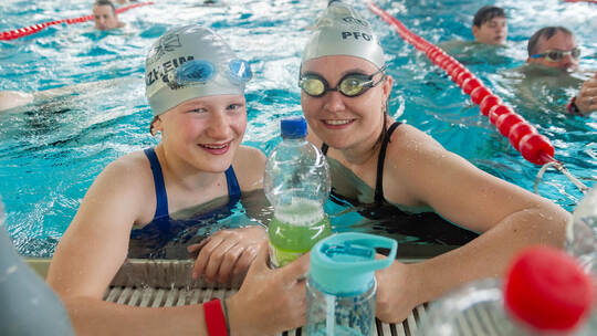 Nele Moster und Lene Maisch (von links) schwammen für die DLRG Ortsgruppe Pforzheim. Fotomoment