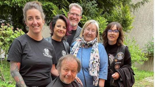 Klaus Reinknecht (vorne) bekommt seinen Haarschnitt von den „Barbers Angels“ bei der Suppenküche der Vesperkirche. Verena Bürkle