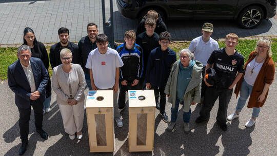 Schüler, Lehrer und Vertreter der Kreishandwerkerschaft freuen sich über die neuen Pfandboxen im Haus des Handwerks.