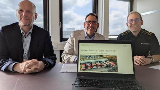 Haben Für und Wider akribisch abgewogen: Feuerwehrdezernent Dirk Büscher, Baubürgermeister Tobias Volle und Kommandant Sebastian