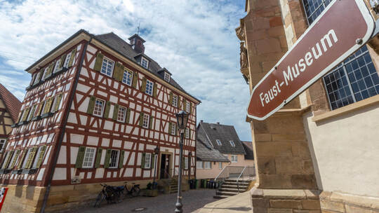 Laut der Knittlinger Verwaltung müsste für den Brandschutz im Faustmuseum und -archiv eine sechsstellige Summe investiert werden
