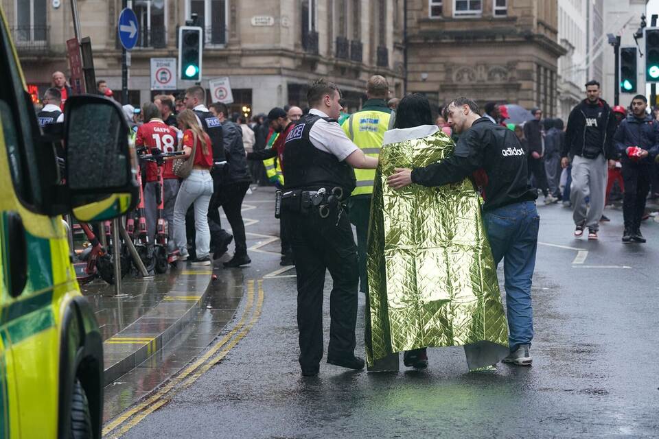 Siegerparade in Liverpool - Auto fährt in Menschenmenge