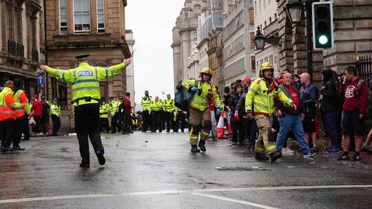 Siegerparade in Liverpool - Auto fährt in Menschenmenge