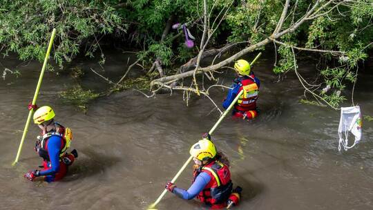 Suche nach vermisstem achtjährigen Mädchen Suche nach vermisstem achtjährigen Mädchen