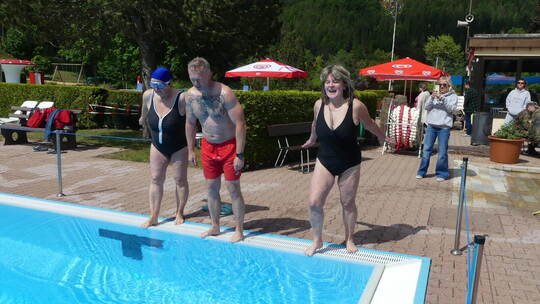 Die ersten Schwimmer am Eröffnungstag des Höfener Nachtwächterbades waren Sylvia Kern, Alexander Schroth und Ursula Mettler (von