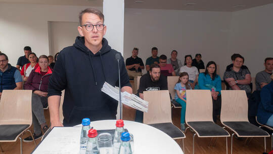 Kevin Hoffmann, Elternbeiratsvorsitzender der Grundschule Freudenstein, übergibt auf der Sitzung des Ortschaftsrats die Untersch