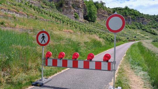 Keine einhundert Meter lang ist das gesperrte Teilstück auf dem Enztalradweg in Mühlhausen. Die Felswände liegen auf städtischem
