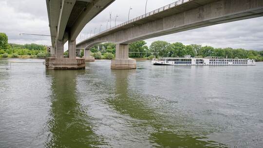 Die Rheingütestation Worms ist die größte Messstation am Rhein.