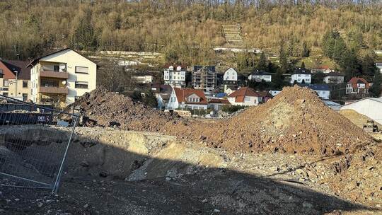 Das freigeräumte Tankstellenareal in Niefern-Vorort Ende November 2024, bevor die Baufirma das Loch unter den ehemaligen Zapfsäu