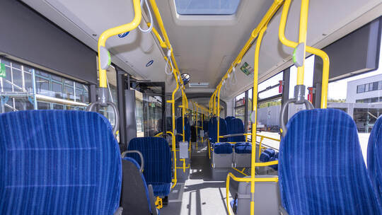 Neue Hybrid Busse im Stadtverkehr
