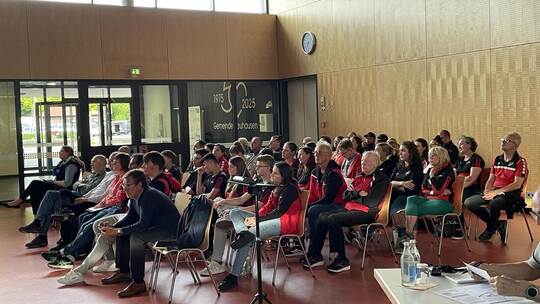 Bei ihnen geht es um die Frage, wo sie künftig trainieren können: Die Mitglieder des Leichtathletikvereins Biet bekennen in der