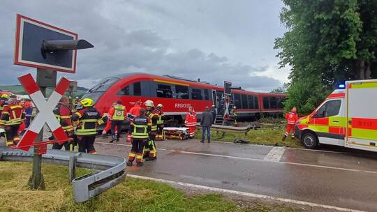 Mehrere Verletzte bei Zusammenstoß von Bahn und Lkw