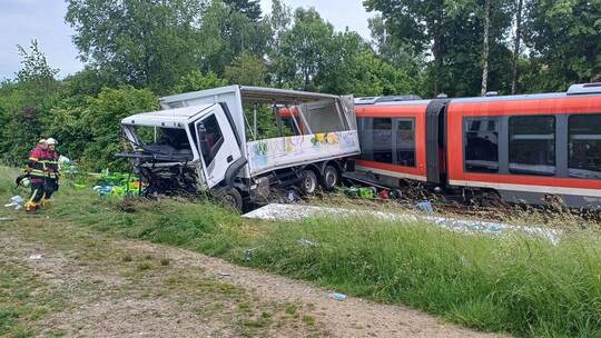 Mehrere Verletzte bei Zusammenstoß von Bahn und Lkw