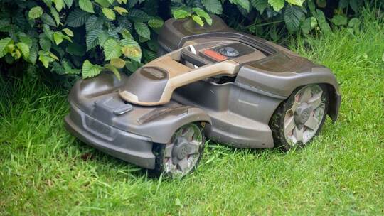 Mähroboter bei der Arbeit