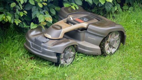 Mähroboter bei der Arbeit