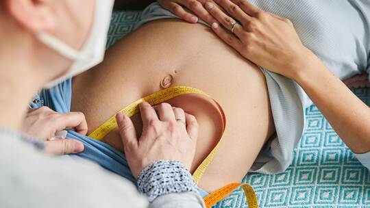 Erste Hebammen sind mit Bachelor-Studium fertig