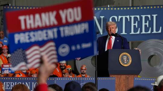 US-Präsident Trump besucht Stahlwerk