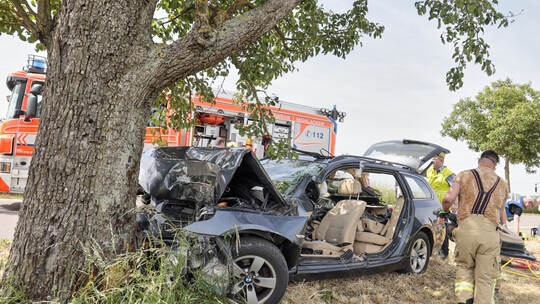 Unfall Auto gegen Baum