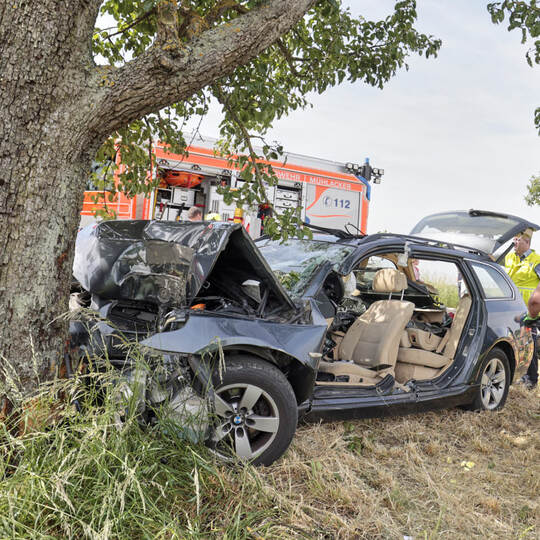 Unfall Auto gegen Baum