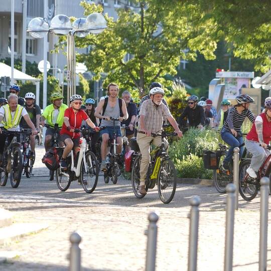 Vom Waisenhausplatz starten die Aktivisten der Critical Mass zu ihrer Tour. Dabei kommen sie auch am Theodor-Heuss- und am Hebel