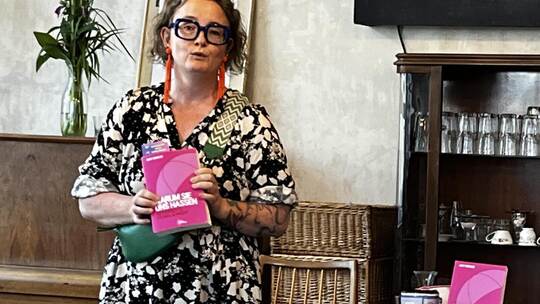 Ruby Rebelde stellt ihr Buch über Sexarbeitsfeindlichkeit vor. Reinhold