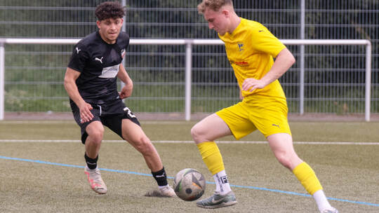 TSV Phönix Lomersheim (gelbe Trikots) spielt den VfB Neckarrems an die Wand. Fotomoment