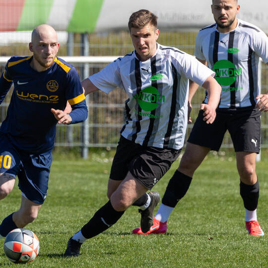 Die Kreisliga im Blick: Marcel Völker (links) peilt mit dem 1. FC Bauschlott den Aufstieg an. Rechts Patrick Hagmaier von Zaiser