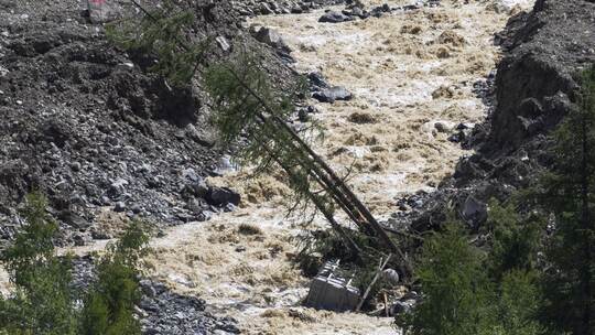 Nach Gletscherabbruch im Wallis Nach Gletscherabbruch im Wallis