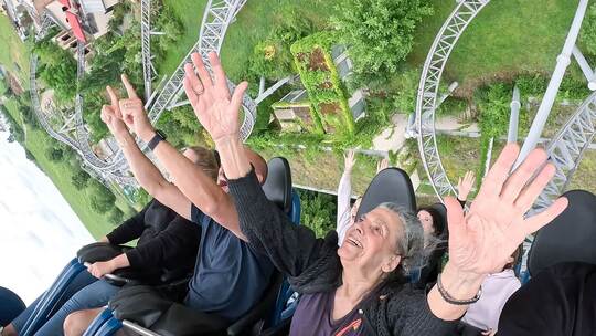 3.333. Fahrt von Ursel Dees (85) mit Katapult-Achterbahn