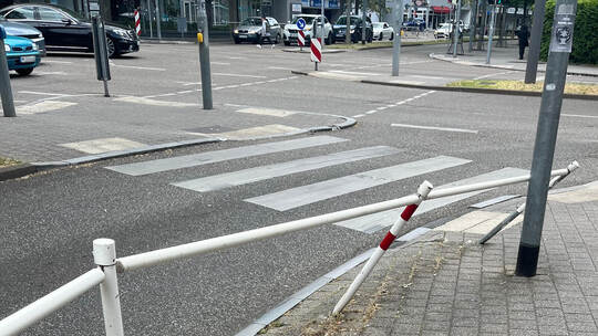 Bordstein und Geländer sind - erneut- beschädigt. Das sorgt für Ärger.