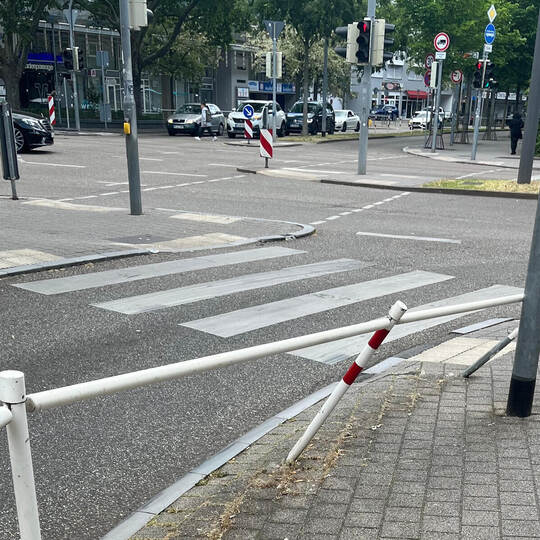 Bordstein und Geländer sind - erneut- beschädigt. Das sorgt für Ärger.
