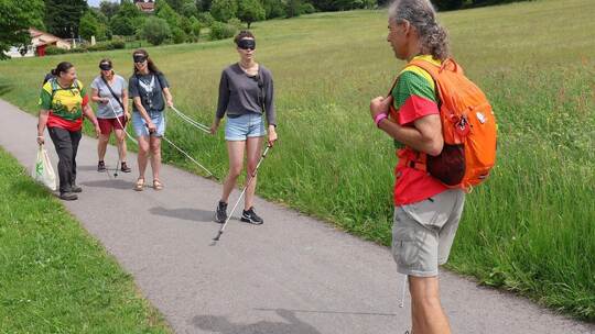 Ralf Augspurger vom Schwarzwaldverein Pfalz-Weitsicht hat gezeigt, wie Blinde bei Wanderungen die Umgebung erleben.
