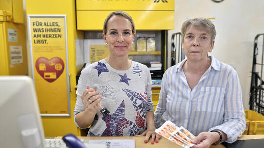 Seit rund 20 Jahren gibt es die Postagentur im Laden: Thoma (links) mit Mitarbeiterin Andrea Müller können Frust über verschwund "Neue Post" mit Melanie Thoma (links) und Andrea Müller