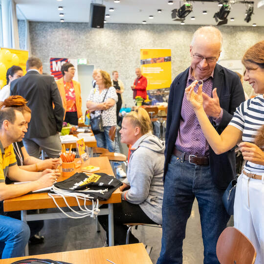 Pforzheims Sozialbürgermeister Frank Fillbrunn und Katja Kreeb, Dezernetin für Familie und Soziales des Enzkreises, prüfen das A Arbeitgebermesse Reuchlinhaus