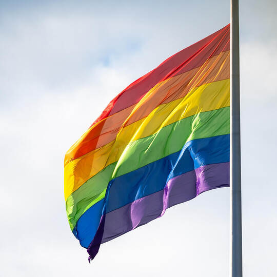 Zum Internationalen Tag gegen Homophobie wehte eine Regenbogenflagge sogar auf dem Reichstag. dpa Internationaler Tag gegen Homo-, Bi-, Inter- und Transphobie
