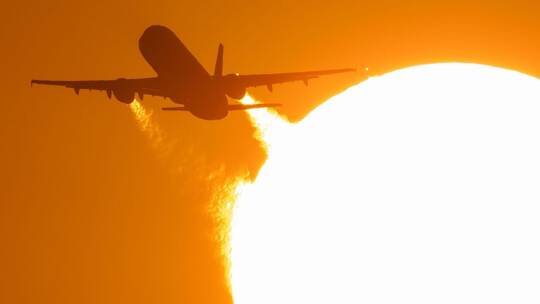 Flugzeug bei Sonnenuntergang