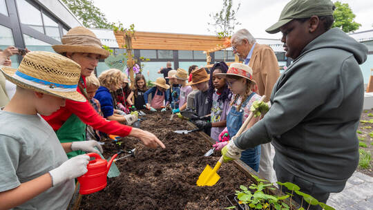 Am Hochbeet lernen die Kinder, sich langfristig zu kümmern und Verantwortung zu übernehmen. Meyer Einweihung Innenhof Grundschule Huchenfeld