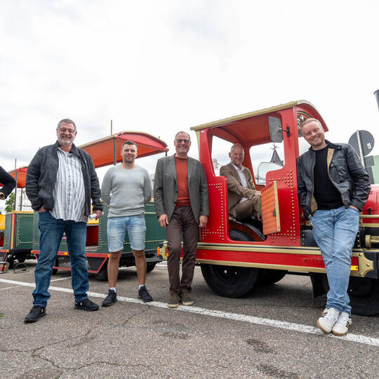 Alle einsteigen, es geht auf die Mess: Festwirtin Marina Platzer, Marktmeister Marc Pfrommer, Schausteller Patrick Seyfert, Artu