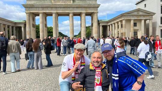 Zusammen lässt es sich besser feiern: VfB-Anhänger Mohamed Zakzak zeigt auch Bielefeld-Fans gegenüber keine Berührungsängste und