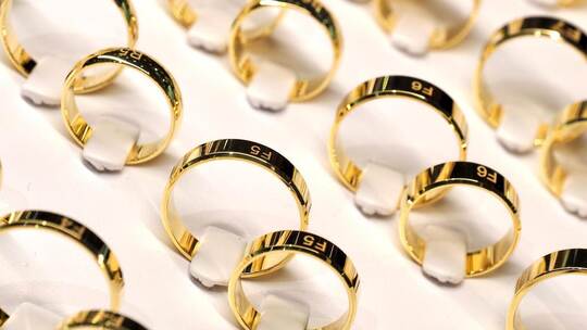 Goldene Ringe.