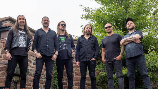 Nicht schwarz-weiß und nicht im Wald: Vielleicht nicht das gängigste Bild von einer finnischen Metalband, aber „Amorphis“ machen Amorphis Pressegespräch Hamberg